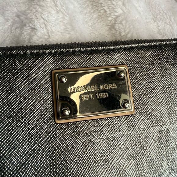 Michael Kors Monogram Jet Set Zip Around Wallet - Picture 3 of 7